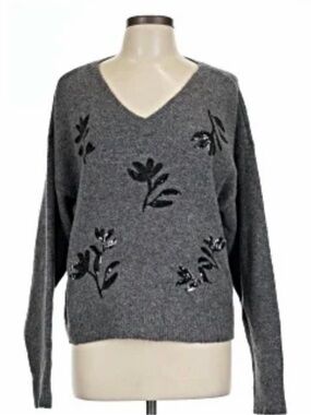 Gemma & Jane floral sequin v-neck sweater. Size Large.